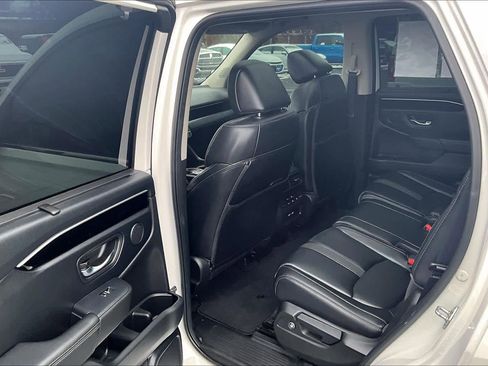 Used 2023 Honda Pilot Touring image 12