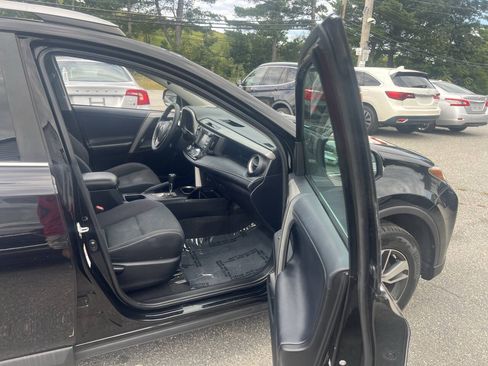 Used 2018 Toyota RAV4 XLE AWD/4WD image 9