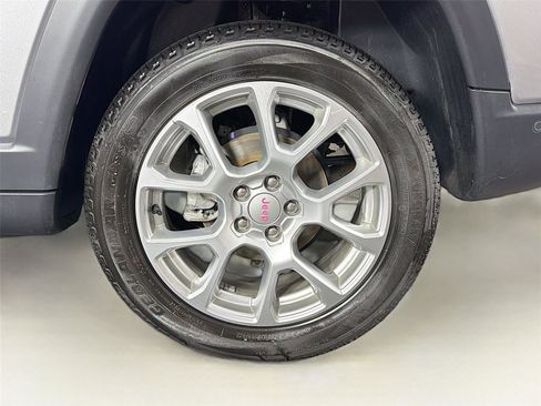 Used 2024 Jeep Compass Latitude w/ Sun and Sound Group AWD/4WD image 32