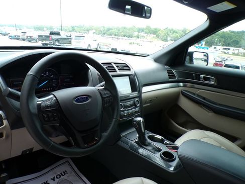 Used 2018 Ford Explorer XLT w/ Equipment Group 202A FWD image 9