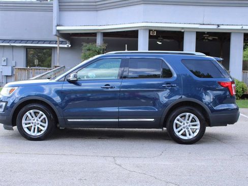 Used 2017 Ford Explorer XLT w/ Equipment Group 202A FWD image 4