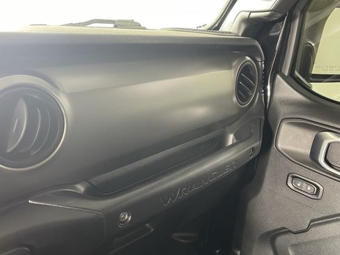 Used 2019 Jeep Wrangler Sport AWD/4WD image 18