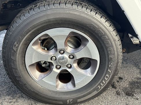 Used 2018 Jeep Wrangler Unlimited Sahara image 11