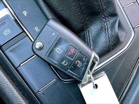 Used 2019 Volkswagen Tiguan SE w/ Panoramic Sunroof Package image 14