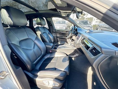 Used 2018 Porsche Macan image 30