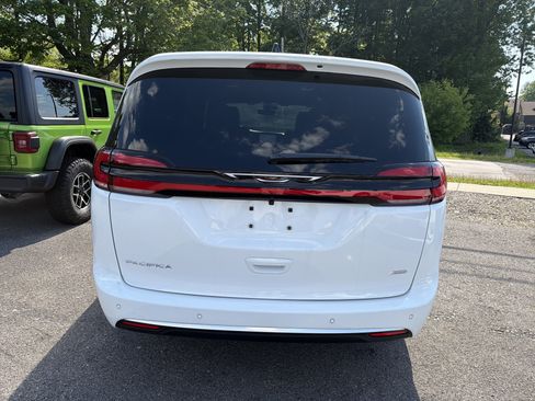New 2027 Chrysler Pacifica Select w/ Family Tech Group AWD/4WD image 6