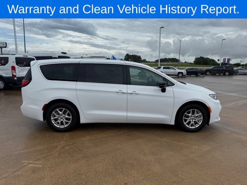 Used 2024 Chrysler Pacifica Touring-L FWD image 4