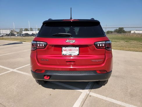 Used 2025 Jeep Compass Trailhawk image 6