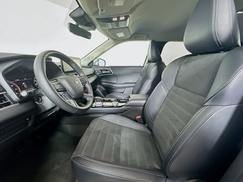 Used 2025 Mitsubishi Outlander SE image 13