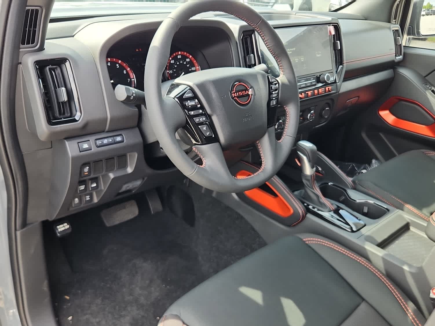Used 2025 Nissan Frontier PRO-4X AWD/4WD image 11
