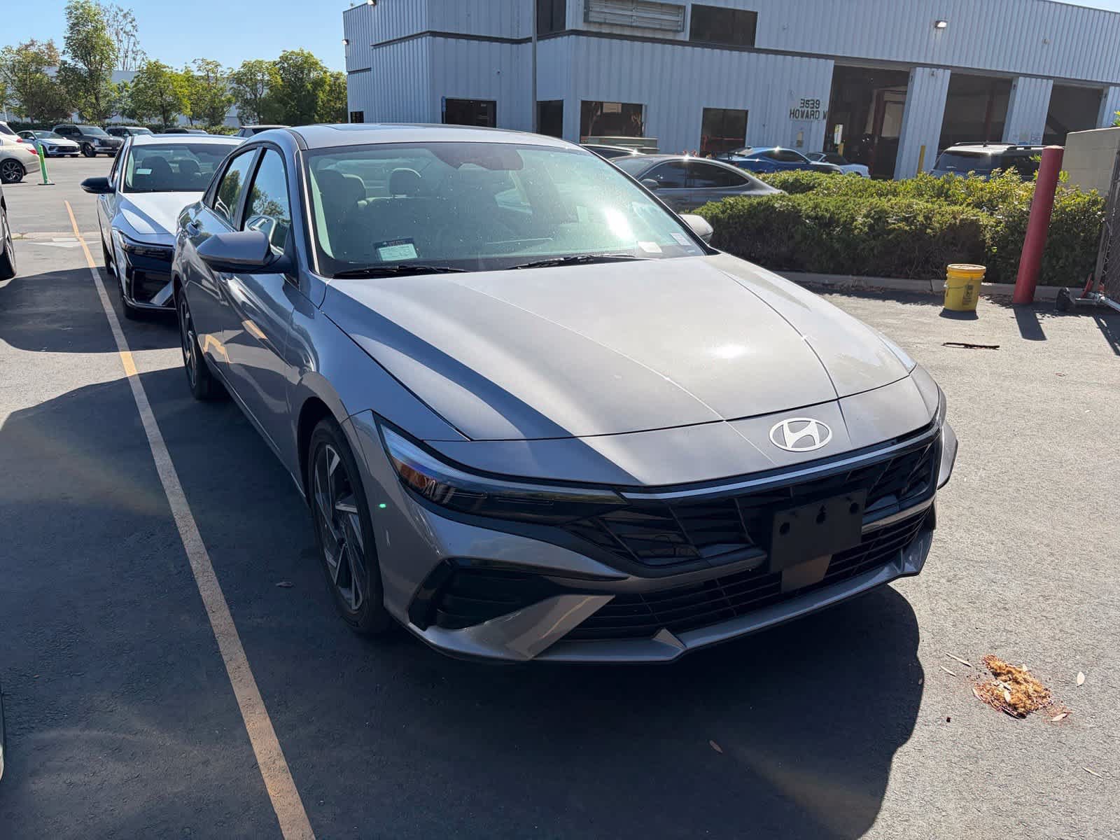 Used 2025 Hyundai Elantra Limited FWD image 2
