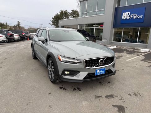 Used 2025 Volvo V60 B5 Cross Country Plus image 4