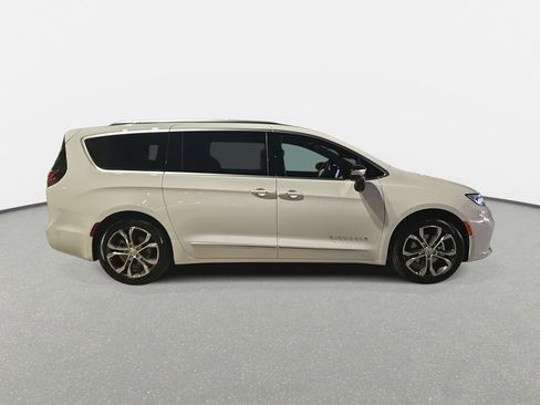 New 2026 Chrysler Pacifica Pinnacle image 4