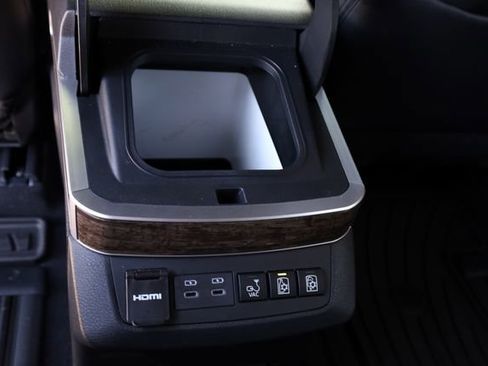 Used 2025 Toyota Sienna Platinum image 16