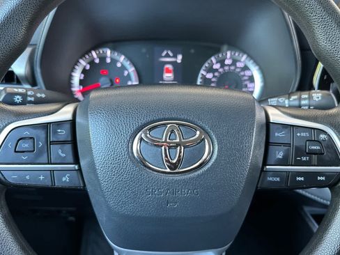 Used 2022 Toyota Highlander L AWD/4WD image 25