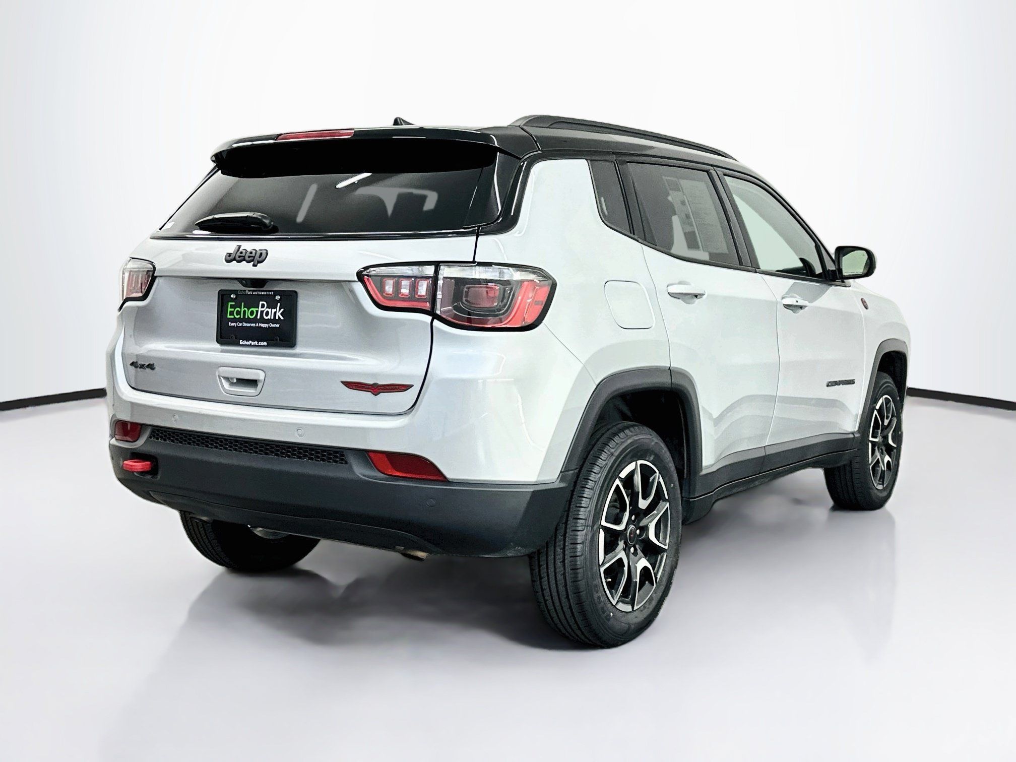 Used 2025 Jeep Compass Trailhawk AWD/4WD image 9