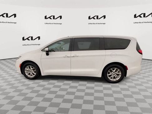 Used 2023 Chrysler Pacifica Touring-L FWD image 5