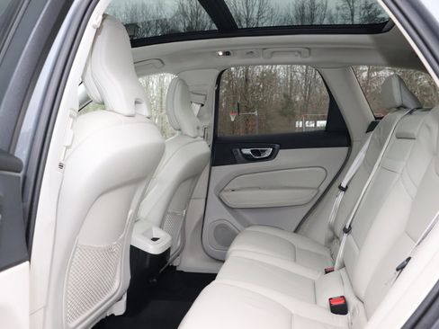 Used 2019 Volvo XC60 T6 Momentum w/ Premium Package image 27