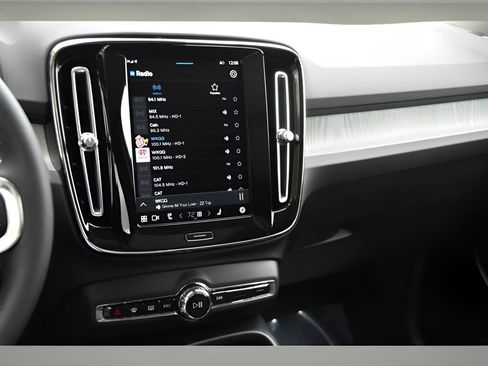 Certified 2025 Volvo XC40 B5 Core w/ Protection Package Premier image 18