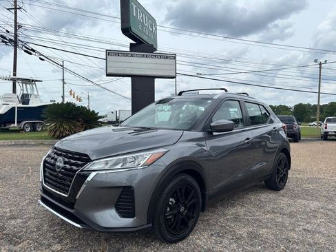 Used 2024 Nissan Kicks SV w/ Interior Electronics Package FWD image 1