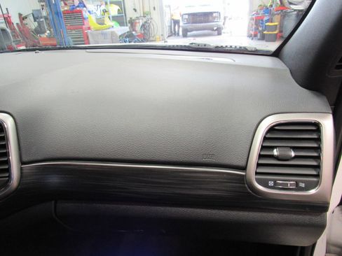 Used 2021 Jeep Grand Cherokee Laredo AWD/4WD image 25