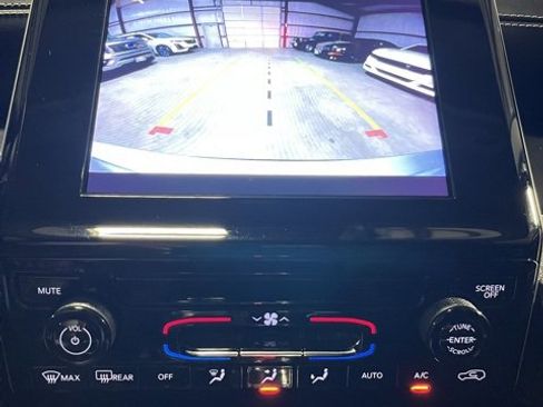 Used 2023 Jeep Grand Cherokee L Laredo image 17