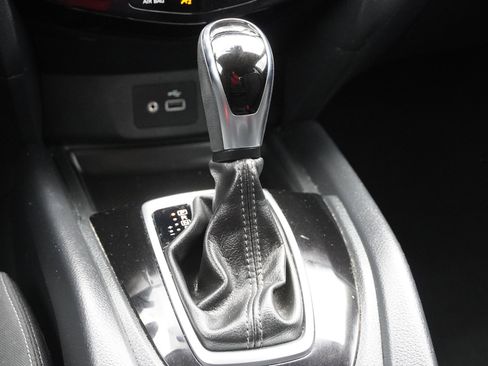 Used 2020 Nissan Rogue SV image 37