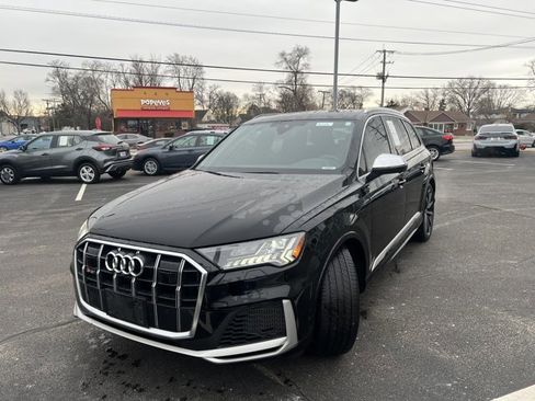 Used 2020 Audi SQ7 Premium Plus w/ Driver Assistance Package image 2