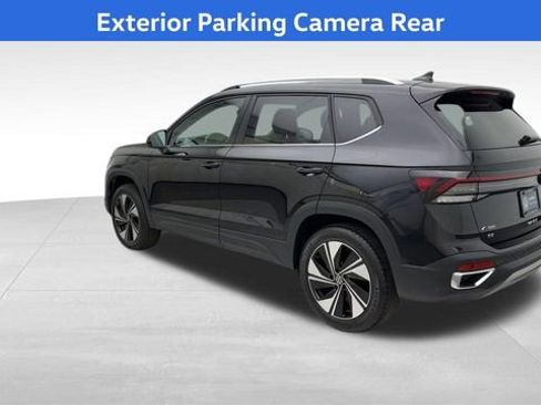 Certified 2025 Volkswagen Taos SE image 5