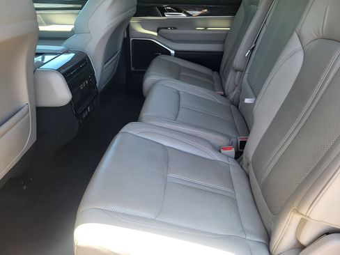 Used 2022 Jeep Wagoneer Series III AWD/4WD image 29