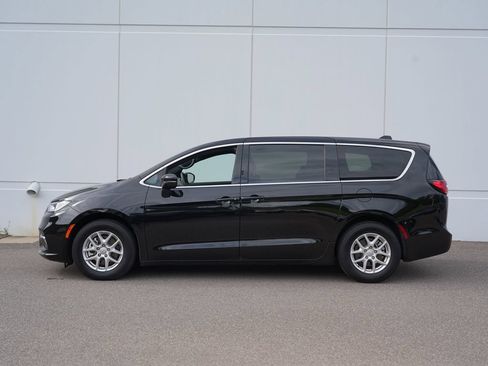 Used 2025 Chrysler Pacifica Select FWD image 6