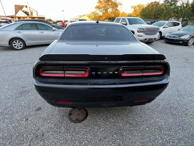 Used 2019 Dodge Challenger SXT w/ Driver Convenience Group RWD image 6