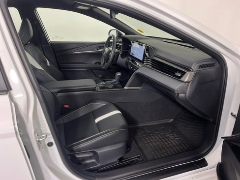 Used 2025 Toyota Camry SE image 28