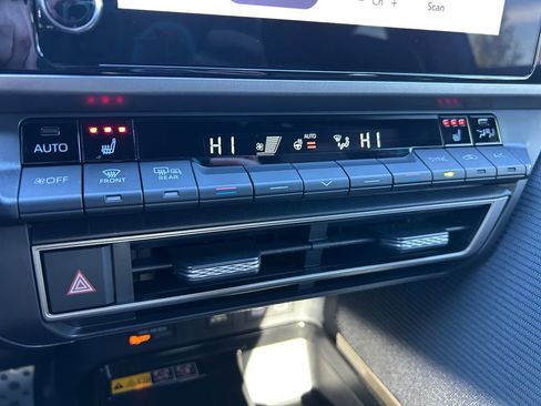 Used 2025 Toyota Camry SE w/ Convenience Package image 36