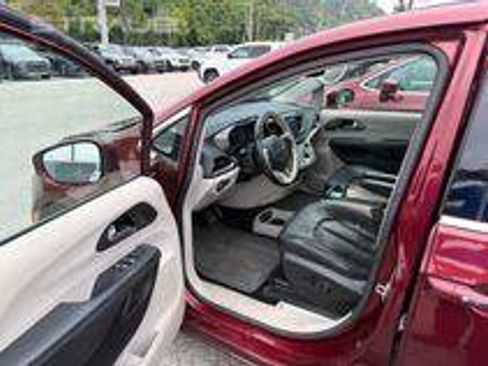 Used 2019 Chrysler Pacifica Limited FWD image 9