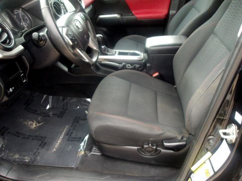 Used 2017 Toyota Tacoma SR5 image 19