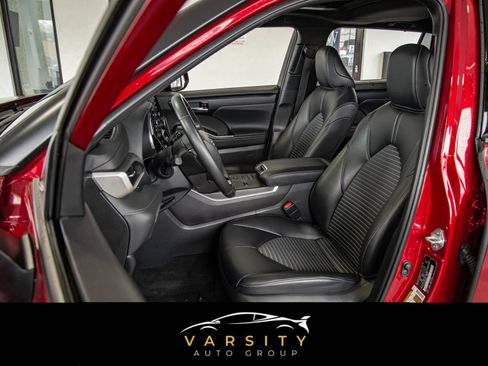 Used 2022 Toyota Highlander XSE FWD image 11