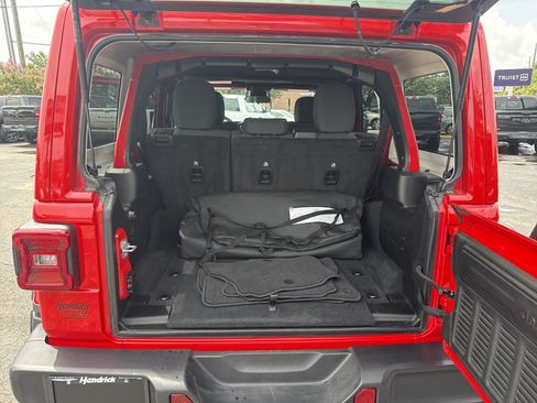 Used 2025 Jeep Wrangler Unlimited Sahara AWD/4WD image 30