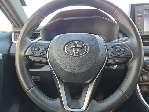 Used 2022 Toyota RAV4 SE image 11