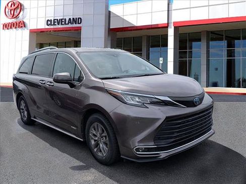 Used 2021 Toyota Sienna XLE FWD image 3