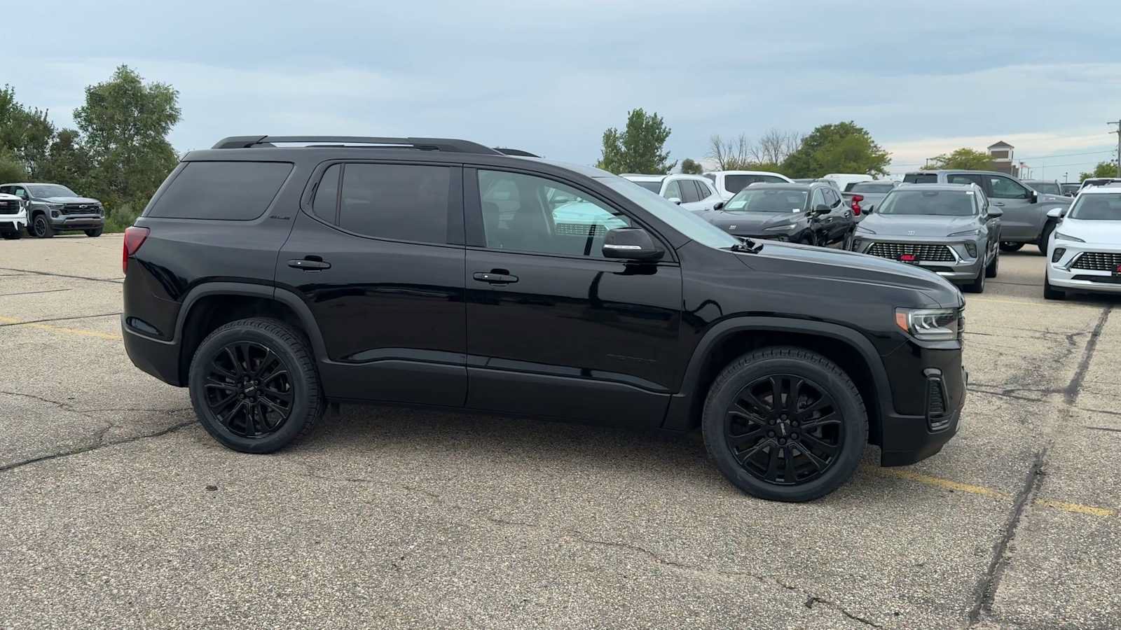 Certified 2023 GMC Acadia SLE w/ Driver Convenience Package AWD/4WD image 2