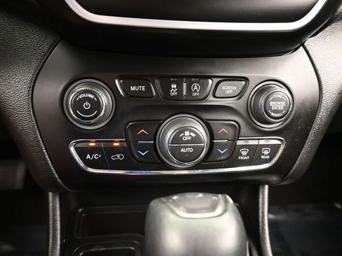 Used 2021 Jeep Cherokee Latitude Lux w/ Comfort/Convenience Group image 23