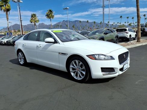 Used 2018 Jaguar XF Premium image 32