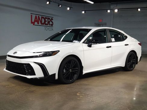 New 2026 Toyota Camry Hybrid FWD image 3