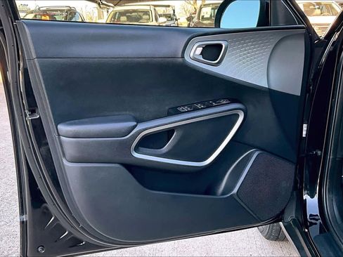 Used 2023 Kia Soul LX image 23