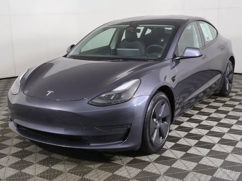 Used 2023 Tesla Model 3 Standard Range image 9