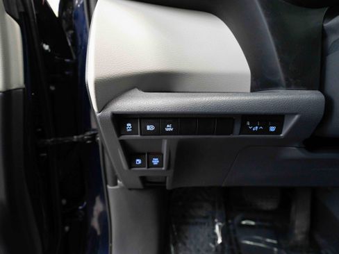 Used 2023 Toyota Sienna Limited image 11