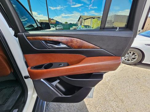 Used 2015 Cadillac Escalade Luxury image 37