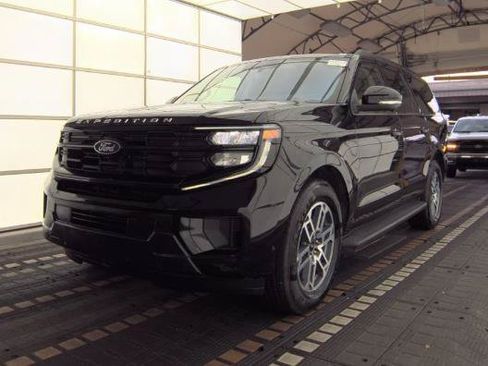 Used 2025 Ford Expedition Max Active RWD image 2