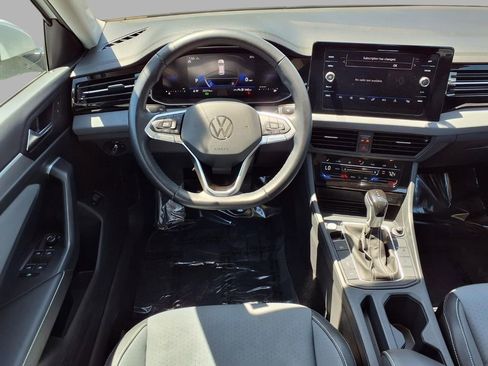 Used 2025 Volkswagen Jetta SE w/ Sunroof Package FWD image 4